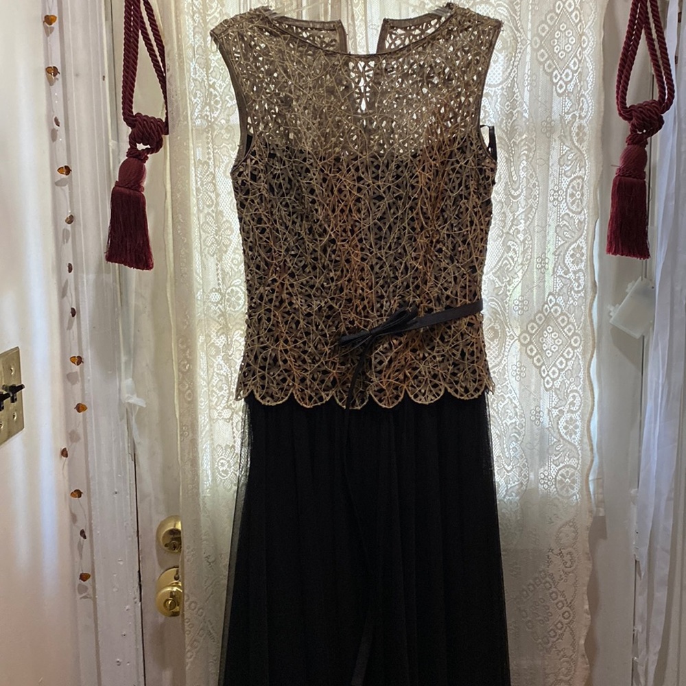 TADASHI-(AS/IS)BLACK VOILE BOTTOM W/LACE VINYL & EMBROIDERED BODICE W/BELT